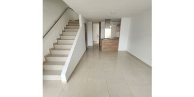 Bienvenido a esta hermosa casa ubicada en uno de los municipios más prósperos de Colombia, Dosquebradas en el departamento de Risaralda. Con una ubicación estratégica y de fácil acceso a través de diferentes vías principales, esta casa es perfecta para quienes buscan una vida tranquila en una zona residencial rodeada de zonas verdes y servicios cercanos.

La casa cuenta con un área total de 89 M2, distribuidos en una construcción de 89 M2 y un área privada de 89 M2 para que puedas disfrutar de amplios y cómodos espacios. Con 4 habitaciones y 3 baños completos, esta casa es ideal para familias o aquellos que necesitan espacio adicional para un estudio o biblioteca. Además, cuenta con un garaje para tu comodidad.

En su interior, encontrarás detalles que harán de esta casa un verdadero hogar. Con su cocina integral, podrás preparar deliciosas comidas para tu familia y amigos, mientras disfrutas de la luz natural que entra a través de su doble ventana. También cuenta con calentador para que nunca te falte agua caliente en tus baños o en la cocina.

Si tienes mascotas, esta casa es perfecta para ellas, ya que admite su presencia en su interior. Además, podrás disfrutar de una hermosa vista desde su balcón, ideal para relajarte después de un largo día de trabajo.

En sus exteriores, tendrás acceso para discapacitados y podrás disfrutar de los hermosos árboles frutales que rodean la urbanización cerrada donde se encuentra la casa. También estarás cerca de centros médicos, colegios y universidades de prestigio, así como de distintos centros comerciales para hacer tus compras.

Si prefieres un día tranquilo al aire libre, podrás visitar los parques cercanos o relajarte en el patio de la casa y refrescarte en su piscina. Para tu seguridad, la urbanización cuenta con portería y vigilancia las 24 horas del día.

No pierdas la oportunidad de vivir en esta maravillosa casa, rodeada de tranquilidad y comodidades. Contáctanos para agendar una 