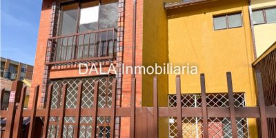 DALA Inmobiliaria vende acogedora casa con excelente iluminación y ubicación central, el primer piso cuenta con sala con chimenea, comedor independiente, estudio para tus actividades diarias, cocina que facilitara tus labores culinarias, patio cubierto con zona de ropas, segundo piso: tiene dos habitaciones auxiliares cada una con closet, habitación principal con baño privado y closet, para tu comodidad, en el tercer nivel tenemos un altillo con tres depósitos.

Ubicado cerca de vía principal, cerca de centros comerciales y universidades, tendrás todo al alcance de tu mano. Además, cuenta con jardín y un parqueadero frente a la casa, No pierdas esta oportunidad única, Contáctanos y sé parte de este increíble lugar. Si estás buscando inmobiliarias en Chía, somos tu mejor opción. También manejamos Bienes Inmuebles en Cajicá y Cota. cod 1717 A-S
