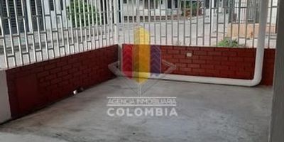 Casa  unifamiliar , con excelente área, ubicación, iluminación y ventilación.
Consta de sala-comedor, cocina integral, tres alcobas  una con closet, dos baños , antejardin, tanque de almacenamiento subterraneo y otro externo.