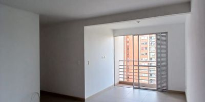 Apartamento en Arriendo ubicado en Corales en unidad cerrada cerca a la avenida sur, rutas de transporte público y servicios complementarios de la zona. cuenta con sala-comedor, pisos en cerámica, dos habitaciones y dos baños, cocina integral mesón en granito, estufa y calentador a gas, zona de ropas. La unidad cuenta con piscina, gimnasio, salón comunal, sauna/turco, parques infantiles, placa polideportiva, zonas verdes y un parqueadero descubierto. Con vigilancia y portería las 24 Horas. *Inmuebles sujetos a verificación de disponibilidad.*