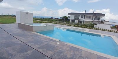 Casa en Arriendo en unidad cerrada en Cerritos de facil acceso, Cuenta con un area de lote de 2350M2, con un area construida de 650M2 distribuidos en un nivel que aprovechan al máximo el espacio y la luz natural, cuenta con sala-comedor, estudio, cocina integral meson en quarztone tipo americano, con cinco habitaciones cada una con  baño privado, siete baños, habitacion de servicio con baño, estufa y calentador a gas. La casa cuenta con amplias zonas verdes, piscina, jacuzzi y nueve parqueaderos (seis descubiertos y tres cubiertos). La unidad cuenta con vigilancia y portería las 24 Horas. *Inmuebles sujetos a verificación de disponibilidad.*