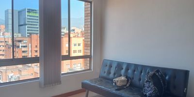 Apartaestudio exterior en arriendo cerca a restaurantes, via principal, rutas de transporte publico y servicios complementarios. Piso en ceramica, sala comedor, 1 alcoba con baño privado, baño social, cocina integral abierta tipo americano, terraza y parqueadero independiente (. Edificio con ascensor, citofonia, alarma y circuito cerrado de tv. *Inmuebles sujetos a verificación de disponibilidad.*