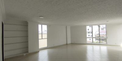 Apartamento en Arriendo en unidad cerrada en el centro cerca a supermercados de cadena, centros comerciales, rutas de transporte publico y servicios complementarios de la zona,  cuenta con sala-comedor, pisos en ceramica, tres habitaciones y dos baños, habitacion de servicio con baño, cocina integral mesón en marmol, estufa y calentador a gas, zonas de ropas. La unidad cuenta con un parqueadero descubierto. Vigilancia y porteria las 24 Horas. *Inmuebles sujetos a verificación de disponibilidad.*