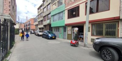 Se vende casa en el sector de suba Trinitaria ,de 3 niveles ,con 4 apartamentos independientes con 3 y 2 alcobas, sala comedor, cocinas sencillas, respectivos baños. y local.

renta mensual $3.400.000

a 10 minutos del  c.comercial plaza imperial,alrededores D1 ,Ara Surtimax,Oxxo calle 139 av principal y bav suba 

excelente trasporte ,sip y portal de trasmilenio.

 

 
