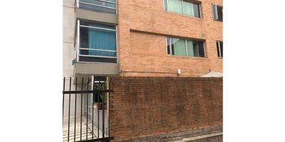 Área 38 mts, vendo oficina, segundo piso, interior, salon de reuniones con baños y cocineta, un baño, dos parqueaderos en servidumbre, pisos en ceramica, vigilancia 24 horas, frente a parqueaderos públicos, apts - c- dos 
