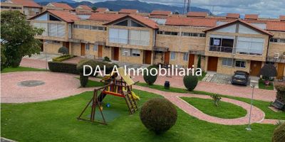 DALA Inmobiliaria vende casa en Chía - Cundinamarca, Consta de: sala con chimenea, comedor independiente, cocina integral tipo americano, zona de lavanderia independiente, baño social, zona verde interna con bbq, segundo nivel: sala de tv o estudio con balcon, alcoba principal con balcon, walking closet y baño privado, alcoba auxiliar con closet, baño privado y balcon, tercer nivel: una alcoba con walking closet, baño privado y terraza, dos parqueaderos, conjunto cerrado, salon de juegos, gym, salon social, parque intantil, cancha de squash, vigilancia 24 horas, cerca de vias principales y transporte publico.

No dejes pasar esta oportunidad única de tener el hogar que siempre soñaste. ¡Contáctanos ahora mismo y hagamos realidad tus sueños inmobiliarios en Chia, Cundinamarca con DALA Inmobiliaria!, Cod. 1708 A - L...

