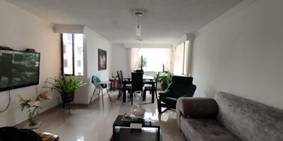 Apartamento en Venta en unidad cerrada en La Elvira cerca a supermercados, a servicios complementarios de la zona, cuenta con sala-comedor, pisos en porcelanato, tres habitaciones y dos baños, cocina integral meson en marmol, estufa y calentador a gas, zona de ropas. La unidad cuenta con salon comunal, parques infantiles, placa polideportiva, zonas verdes y un parqueadero descubierto. Con vigilancia y porteria las 24 Horas. *Inmuebles sujetos a verificación de disponibilidad.*