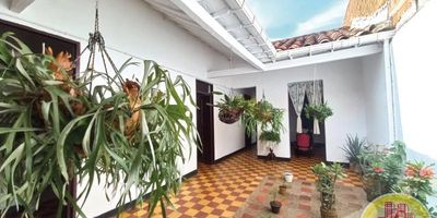 Código: 4669. 1° y 2° Piso en edificación de 2 pisos. Acceso al inmueble: Directo a la vía. Alcobas con puertas. Se vende inmueble con local y apartaestudio. Todo completo. El apartaestudio es un solo ambiente con baño, cocina sencilla y zona de ropas. El local cuenta con 1 baño. La casa cuenta con 4 Alcobas, baño, cocina sencilla, patio y solar. NEGOCIBLES