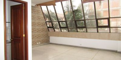 Local en Arriendo ubicado en el centro con excelente ubicación en el Centro cerca a supermercados de cadena, universidades, rutas de transporte publico y servicios complementarios de la zona. Cuenta con dos espacios y un baño, pisos en Ceramica, cableado de red, cocineta,  techo cielorraso y vigilancia las 24 Horas. Inmuebles sujetos a verificación de disponibilidad.