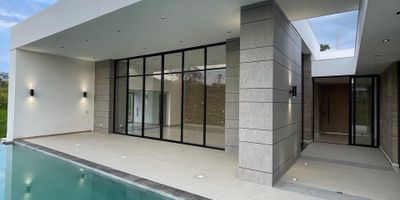 Casa en Venta en unidad cerrada en Cerritos de facil acceso, Cuenta con un area de lote de 1853M2, con un area construida de 648M2 distribuidos en un nivel que aprovechan al máximo el espacio y la luz natural, cuenta con sala-comedor, comedor auxiliar, estudio y estar de tv, cocina integral meson en quarztone tipo americano, con tres habitaciones cada una con  baño privado, seis baños, habitacion de servicio con baño, estufa y calentador a gas. La casa cuenta con piscina, jacuzzi y  seis parqueaderos (cuatro descubiertos y dos cubiertos). La unidad cuenta con vigilancia y portería las 24 Horas. Inmuebles sujetos a verificación de disponibilidad.