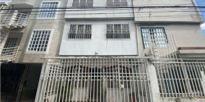 Se vende casa al oriente de la ciudad de cali, barrio nueva base, tres niveles, 84 metros construidos, primer nivel,  antejardín enrejado con techo parqueadero para un carro, sala comedor, cocina integral, segundo nivel, dos habitaciones amplias con closet, estudio, baño de habitaciones, tercer nivel, una habitación con closet, sala de televisión, baño de habitación, zona de oficio, termina en plancha, pasaje amplio pasa carro, cerca de la autopista sur oriental, puente de los mil días, transporte público cercano, cod 7140858.
