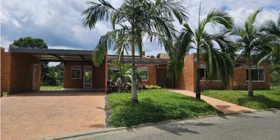 Hermosa casa campestre moderna en conjunto cerrado para estrenar, el lote cuenta con una zona de bosque lo que hace que la vista sea única, la casa tiene 3 habitaciones, cada una con baño, la principal con vestir y baño, estudio, y estar de tv, cuarto y baño de servicio.

Dos terrazas muy agradables con vista al lote.

El conjunto esta ubicado en una de las zonas de mayor valorización de la ciudad.

Si quiere conocer mas de la propiedad, no dude en contactarnos
