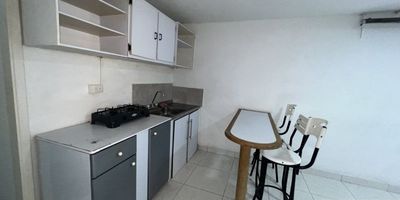Aparta estudio tipo loft en arriendo en Laureles, Medellín primer piso de 35 m2 aproximadamente, cuenta con 1 alcoba, 2 closets, 1 baño, cocina sencilla, barra americana, red de gas, zona de ropas y calentador.Adicional tiene rutas de acceso y transporteCercanías:Éxito de Laureles, Mall de Laureles, Parques de LaurelesPara mayor información contáctame Nicolás Porras 302 3258055