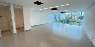 Oficina disponible en arriendo ubicada al norte de la ciudad de barranquilla en el sector del barrio el poblado , sobre vía principal , sector comercial , la oficina cuenta con un área de 74m2 , dispone de cocineta , baño interno, vista a la calle, parqueadero privado de sótano , el edificio cuenta con vigilancia 24/7 , control de acceso, parqueadero de visitantes, salón de auditorio, cafetería, gym,  cada piso cuenta con baños comunales, ubicado muy cerca a supermercados, restaurantes, transporte público cercano, entidades financieras. Cod: 884