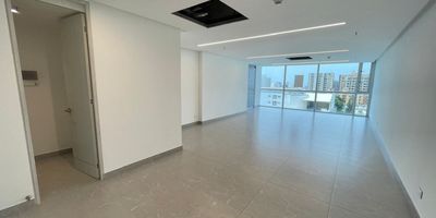 Oficina disponible en arriendo ubicada al norte de la ciudad de barranquilla en el sector del barrio el poblado , sobre vía principal , sector comercial , la oficina cuenta con un área de 64m2 , dispone de cocineta , baño interno, vista a la calle, parqueadero privado de sótano , el edificio cuenta con vigilancia 24/7 , control de acceso, parqueadero de visitantes, salón de auditorio, cafetería, gym,  cada piso cuenta con baños comunales, ubicado muy cerca de supermercados, restaurantes, transporte público cercano, entidades financieras. Cod: 886