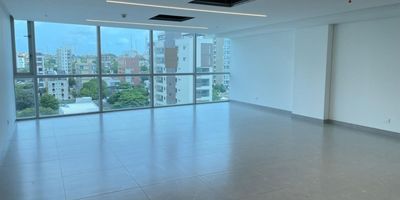 Oficina disponible en arriendo ubicada al norte de la ciudad de barranquilla en el sector del barrio el poblado , sobre vía principal , sector comercial , la oficina cuenta con un área de 75m2 , dispone de cocineta , baño interno, vista a la calle, parqueadero privado de sótano , el edificio cuenta con vigilancia 24/7 , control de acceso, parqueadero de visitantes, salón de auditorio, cafetería, gym,  cada piso cuenta con baños comunales, ubicado muy cerca de supermercados, restaurantes, transporte público cercano, entidades financieras. Cod: 888