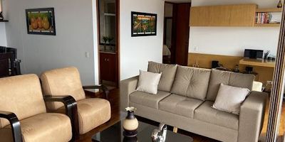 apartamento AMOBLADO de 120 m2 ubicado en la loma de los González, cerca al centro comercial el tesoro, cuenta con 2 habitaciones, habitación principal con vestier  y baño privado, la otra habitación con closet, baño social completo, salón comedor, estar,  cocina integral, zona de ropas y balcón. parqueadero doble lineal y cuarto útil. La unidad cuenta con diversas comodidades como 2 gimnasios, 2 piscinas de adultos y otra de niños, juegos infantiles, cancha de squash, salón social y amplios senderos y zonas verdes, vigilancia permanente, fácil acceso a sistema de transporte publico y a vías principales