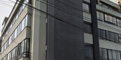 MAGNIFICA OFICINA 55 metros REMODELADA, dos baños, cocineta, área libre, cableado estructurado, ACABADOS MODERNOS, parqueadero cubierto, ascensor VIGILANCIA 24 HORAS, EXCELENTE UBICACIÓN a dos cuadras de la autopista norte, facilidad en vías de acceso Carrera 15 y Carrera 11, cerca de universidades centros médicos y zona financiera, Comunicarse con Angela Londoño.