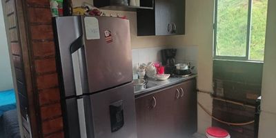 Este apartamento tiene 42 metros cuadrados; se encuentra ubicado en el sector San Antonio de Prado, Medellín (Ant); muy cerca de la Institución Educativa Ángela Restrepo.

Está dividido en dos alcobas, un baño social, cocina semi-integral, sala comedor, balcón y zona de ropas.

La unidad cuenta con portería permanente, ascensor, juegos infantiles, zonas verdes y parqueaderos comunes dentro de la unidad. 
Observaciones: Actualmente se encuentra rentado en $800.000. 

¡No dejes pasar esta oportunidad única! ¡Contáctanos al 3012021300 para programar una visita y descubre más sobre esta increíble propiedad!