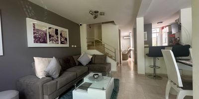 Casa en Venta en unidad cerrada ubicado en Galicia cerca a supermercados de cadena, rutas de transporte publico y servicios complementarios de la zona. ,cuenta con sala-comedor, pisos en Cerámica, tres habitaciones y tres baños, estudio, hall de alcobas, cocina integral mesón en granito, estufa y calentador a gas, zona de ropas. La casa cuenta con aire acondicionado, sistema de camaras, contador de ahorro de energia. La unidad cuenta con  Piscina, Gimnasio, Salón comunal, sauna/turco, parques infantiles, cancha polideportiva y un parqueadero descubierto. con vigilancia y portería las 24 Horas. *Inmuebles sujetos a verificación de disponibilidad.*