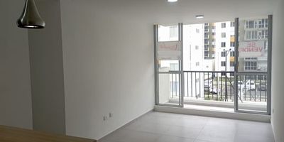 Bienvenido a este moderno y acogedor apartamento en venta en Dosquebradas, Risaralda. Ubicado en una zona de alta valorización y muy solicitada por inquilinos e inversionistas. 

Hermoso Apartamento totalmente nuevo con acabados modernos. 
Son 53 m2, distribuidos en cocina semi integral con barra, zona de ropas con puerta y calentador a gas, sala comedor con balcón, baño social completo, 3 habitaciones con closet y 1 baño privado, dotado con luces led. Muy buena iluminación y ventilación natural.

El conjunto cuenta con con excelentes zonas sociales, piscinas, canchas deportivas, pista para mascotas, parque infantil moderno y muy buena vista hacia las montañas y la ciudad.
Los parqueaderos son comunes y descubiertos, portería y vigilancia 24 horas.

Este apartamento es ideal para familias minimalistas que les gusta compartir espacios de esparcimiento sin salir de casa.

Contáctanos para más detalles: YAMILETH LONDOÑO 
