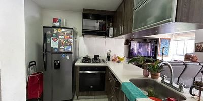 Excelente apartamento, ubicado en el Chingui de Envigado, lugar muy campestre y tranquilo, de fácil acceso vehicular, además cuenta con facilidad de acceso a rutas de servicio público integradas al metro. Esta cerca al Hospital Manuel Uribe, Centro comercial City Plaza y Mall Guadalcanal.