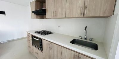 Excelente apartamento, ubicado en el Chingui de Envigado, lugar muy campestre y tranquilo, de fácil acceso vehicular, además cuenta con facilidad de acceso a rutas de servicio público integradas al metro. Esta cerca al Hospital Manuel Uribe, Centro comercial City Plaza y Mall Guadalcanal.