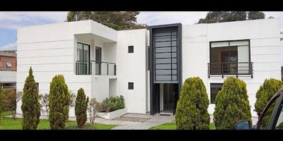 Casa para arriendo en uno de los mejores condominios de la sabana en Sopo, con un área de lote de mil metros y área construida de cuatrocientos metros compuesta de cuatro habitaciones, con cinco baños, estudio, cuarto de servicio, tiene zona BBQ, pérgola, casa estilo mediterráneo, El conjunto cuenta con piscina semi olímpica,  Sauna turco, Gimnasio, Tenis profesional, Golf y Zona de billar.