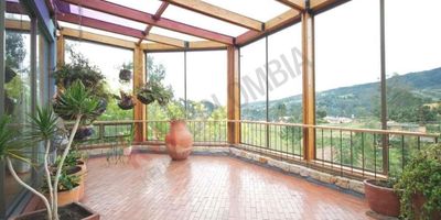 Codigo 6146. VENDO CASA ESPECTACULAR SIKASUE LA CALERAexclusivo conjunto a 15 minutos de la circunvalar con 85.acueducto propio con permisos al día por la car.el servicio de acueducto está incluido en la administración.casa con sótano con posibilidad de adecuación de taller, oficinas, bodega etc.2 parqueaderos cubiertosespacio para cuatro carros descubiertosvista panorámica a las montañasmuy iluminadaseguridad 24/7area de terraza cubierta 