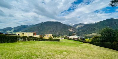 Codigo 15421. ¡Oportunidad única! Lote de 2642m² en conjunto cerrado en La Calera, con vista panorámica hacia montañas y valle de Sopó. Incluye estudios de suelos y topográficos para tu proyecto. Disfruta de canchas de tenis, salón social, gimnasio, parques infantiles y más. No dejes pasar esta oportunidad de construir el hogar de tus sueños en un entorno natural y exclusivo. ¡Contáctame hoy mismo para más detalles y asegura tu lugar en este paraíso vivienda!