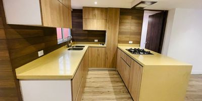 Codigo 14985. ¡Increíble oportunidad de inversión en Santa Bárbara! con ubicación privilegiada. Destaca por su terraza, ideal para expandir el espacio habitable o simplemente relajarse bajo el sol. Con dos acogedoras habitaciones que comparten un baño, una amplia sala-comedor, cocina abierta, baño social y un conveniente patio de ropas. Además, cuenta con un área total de 156 m2, de los cuales 90 m2 son construidos, 67 m2 terraza y el patio. Incluye un parqueadero y la administración es de 709 mil pesos.