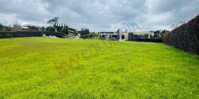 Codigo 12745. Lote exclusivo de 2.030 m2 en venta en el conjunto cerrado La Calera, dentro del prestigioso Conjunto Casa de Campo. Ubicación estratégica en vía principal, 100% aprovechable y índice de construcción del 25%. Cercano a colegios, jardines, supermercados e iglesias.  Amenidades: cancha de tenis, salón comunal, cancha múltiple, gimnasio, caballerizas, salón de juegos, zona de barbacoa, sendero ecológico.