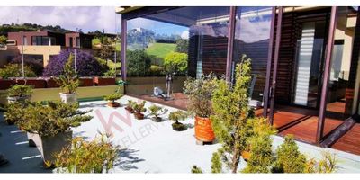 Codigo 12666. VENDO MAGNIFICA CASA LA CALERA Lote 4.200 M2, Casa 750 M2, Sala amplia con chimenea grandes ventanales, Comedor privado con chimenea, Cocina con grandes espacios electrodomésticos empotrados, Área de servicio amplia iluminada y excelente ventilación, Habitación principal walking closet amplio iluminado baño doble ducha doble lavamanos, Cuatro habitaciones amplias con espacio para tres camas (una King dos sencillas) baño privado y closet, Cuarto alacena, Oficina grande parados o tres escritorios.