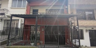 Se vende casa en Buenos aires de 4 niveles cerca de la parroquia de nuestra señora del sagrado corazon, nueva clinica sagrado corazon y el surtimax de Buenos aires, cuenta con un area de terreno de 109 metros cuadrados y un area construida de 216 metros cuadrados, tiene 8 habitaciones 2 con baño privado, en todo el inmueble hay un total de 6 baños, la casa tiene zona de lavanderia blacon en habitacion principal y closets,  y esta cerca de  buenas rutas de transporte. 

!!Si necesitas ayuda para buscar el inmueble ideal para ti, no dudes en llamarnos¡¡

 
