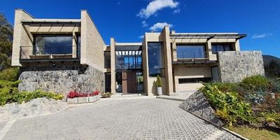 Hermosísima casa en conjunto cerrado en la calera, con los mas modernos acabados arquitectónicos, vista trescientos sesenta al valle del Sopo y cerros orientales, esta hermosa pieza arquitectónica cuenta con un área social en la primera planta, que se distribuye en cinco espacios independientes y tres habitaciones en la segunda planta cada una con baño, la principal con jacuzzi, cuarto y baño de servicio con un total de cinco baños uno de ellos sin ducha. Las zonas verdes te quitaran el aliento, esta casa es perfecta si lo que buscas es vivir una vida campestre a menos de treinta minutos de la ciudad.