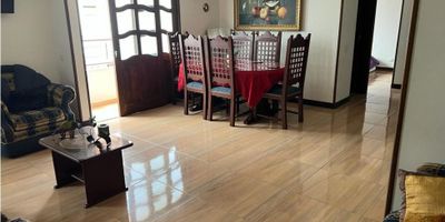  

HERMOSA CASA DE DOS PLANTAS, EXCELENTE UBICACION (Entre Rural y Urbano), PERFECTO PARA VIVIR EN TRAQUILIDAD Y ARMONIA.

 

Casa de dos plantas,  (segundo y tercer piso).  El segundo piso consta de:  amplia sala-comedor,   cocina integral madera cedro y mesón en granito,  independiente de la sala,  es decir no se ve inmediatamente ingresas a la casa. 2 habitaciones cada una con su respectivo closet,  (elaborados en madera cedro al igual que las puertas de los balcones) baño y balcón.  El tercer piso tiene:  Estudio, dos habitaciones (cada una con su closet) entre ellas la  principal,  baño, vestier, Amplio patio de ropas y  balcón. 

La propiedad esta ubicada en el Barrio Campo Alegre, 800 metros  mas arriba del Hospital.

BENEFICIOS:  Un lugar muy calmado y apacible,  libre del ruido y las distracciones,  se respeta y se cuida a  los animalitos  y el cantar de los pájaros es el despertador natural de las mañanas.  Se tiene la sensación de estar en el campo pero al mismo tiempo a 8 minutos del parque principal de la población. 

Si deseas mas información sobre esta propiedad, contáctame al 3154059548, mi nombre es Julián Restrepo y estaré muy complacido de atenderte. 

 
