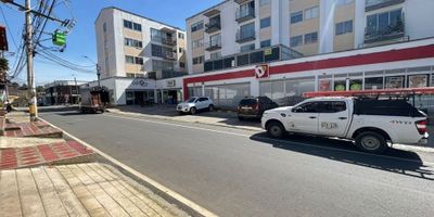 LOCAL CON EXCELENTE UBICACIÓN PARA LA VENTA 

 

Este local está ubicado en la Unidad Residencial El Carmelo, muy cercano al parque principal. Sobre vía principal, muy transitada.

Adicional a esto es una zona de alta valorización donde se llevan a cabo grandes proyectos residenciales, también cuenta con diferentes puntos de acceso estratégicos del municipio de La Ceja.

Cuenta con un área de 56 mts2, salón grande muy espacioso y baño auxiliar. También se tiene la opción de negociarlo con parqueadero privado y cuarto útil.

 

Si estas interesado o deseas mayor información no dudes en contactarnos 
