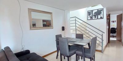 Casa en Venta en unidad cerrada ubicado en Galicia cerca a supermercados de cadena, rutas de transporte publico y servicios complementarios de la zona. Cuenta con sala-comedor, pisos en cerámica, cuatro habitaciones y tres baños, hall de alcobas, cocina integral mesón en acero, estufa y calentador a gas, zona de ropas. La unidad cuenta con  piscina, gimnasio, salón comunal, sauna/turco, parques infantiles, cancha polideportiva y un parqueadero descubierto. con vigilancia y portería las 24 Horas. Inmuebles sujetos a verificación de disponibilidad.