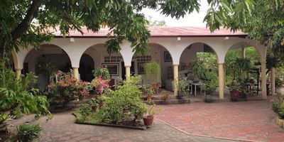 TELLO-HUILA CALLE 3 No. 4-38, Área 3.049 M2, construida 484 M2, Casa de un piso consta de parqueadero para vehículos, jardín, hall de entrada, horno de barro, corredor, sala de estar, sala, comedor, ocho habitaciones, cuatro de las habitaciones cuentan con baño privado, cocina, baño social, zona de lavanderia, patio amplio con cultivo de citricos, dos bodegas con cubierta. Servicios públicos de energía, agua y gas