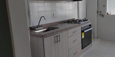 Amplio apartamento en venta en Ibagué, ubicado en el céntrico barrio Interlaken, piso 4. Este inmueble ofrece 3 habitaciones y 2 baños, con un área construida de 100 m² y 98 m² privados. Cuenta con 2 parqueaderos. Es un espacio iluminado, con fácil acceso a vías principales y transporte público en el sector centro de Ibagué. Precio de venta: $220.000.000. Tenga en cuenta que el edificio no cuenta con ascensor. Si desea más información sobre este apartamento en Interlaken, Ibagué, contacte por WhatsApp o vea los teléfonos disponibles.