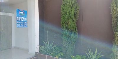 Ubicado en La Ceja, Antioquia; este local para alquiler cuenta con un área social además de un baño auxiliar. Es una propiedad ideal para oficinas de negocios ya que cuenta con un acceso pavimentado y se encuentra cercano a zonas urbanas, jardines, parqueaderos de visitantes y transporte público cercano, así como parques y zonas residenciales.

Con un ambiente seguro y tranquilo cerca de La Ceja, Antioquia, este local para alquiler es una excelente elección para aquellos que buscan el lugar ideal para iniciar su negocio. 

Esta ubicación es ideal para aquellos que desean vivir y trabajar en un lugar seguro y tranquilo.

¡Contáctanos!
