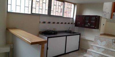 Amplio apartamento para la Venta en el Municipio de Guarne, está dividido en una apartamento y aparta-estudio ideal para vivienda o inversión, se encuentra distribuido de la siguiente manera: el apartamento cuenta con una sala comedor, dos alcobas, cocina semi integral con red de gas, patio con lavadero, baño cabinado y enchapado, el aparta-estudio es un solo ambiente, con baño enchapado, cocina sencilla sin red de gas con posibilidades de extender la red de gas del apartamento. El precio es el mejor del mercado teniendo en cuenta que es multipropósito. COD 8993
