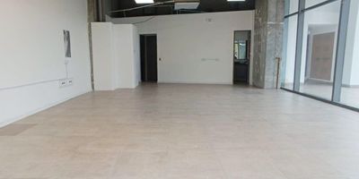 Local en arriendo cerca a via principal, centro comercial, restaurantes, rutas de transporte y servicios complementarios. Piso en porcelanato, 1 espacio, baño privado, cocineta, cableado de red, aire acondicionado central. Conjunto cerrado, ascensor, vigilancia, porteria 24hrs, parking con costo, bahia de parqueo, auditorio, baño comunales, planta electrica y circuito cerrado de tv . *Inmuebles sujetos a verificación de disponibilidad.*