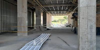 Local Comercial en Arriendo en la Av 30 De Agosto de Pereira, Cuenta con un área de 762m2, sin subdivisiones internas, 2 baños, Varios espacios de parqueo, Punto de Gas, Mezzanine, Vigilancia, Parqueadero Visitantes, Planta Eléctrica, Tipo Uso de Piso Tráfico Pesado Almacenamiento Pesado, movimiento de Maquinaria y Equipos.