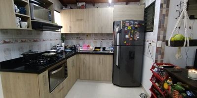 Te presentamos este  apartamento ubicado en el privilegiado barrio de Floresta, en pleno corazón de la ciudad de Medellín.  uno de los lugares más tranquilos y verdes de la ciudad.
Con un área de 68m2, este apartamento cuenta con todo lo necesario para que disfrutes de una excelente calidad de vida. 
Cuenta con 3 habitaciones y 3 amplios closets, una cocina integral perfectamente equipada, un espacioso y acogedor sala-comedor y calentador de agua, y su zona de ropas.

Ubicado a dos cuadras del parque, y a sus alrededores cafés, restaurantes y una variada oferta comercial y de entretenimiento. El transporte público está a solo minutos, lo que te permitirá movilizarte de forma fácil y rápida hacia cualquier punto de la ciudad.

¡No dejes pasar esta oportunidad de adquirir un hogar pleno de comodidades y en una de las zonas más exclusivas de Medellín! Contáctanos hoy mismo para agendar una visita.
3104006367 Asly Pérez asesora comercial