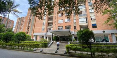 Apartamento en venta en suramericana con 4 habitaciones, 4 closets, 3 baños, sala comedor, cocina integral, estudio, balcón, zona de ropas, red de gas, calentador, pisos en cerámica, 1 parqueadero y cuarto útil, área de 157m2.
Edificio cuenta con parqueadero de visitantes, parque infantil, amplias zonas verdes, vigilancia 24 horas.
Vías de acceso Av. Colombia, carrera 65, autopista regional, cerca al exito de colombia, estadio, estación suramericana del metro, centro comercial el diamante, universidad luis amigó, colegios, supermercados, rutas de transporte publico cercano.