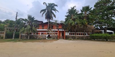 Este (a) Casa-Lote está ubicado en la ciudad de Tolú - Sucre actualmente se encuentra disponible para Casa-Lote con un valor de $ 2.300.000.000. Tiene 28 сuartos , 29 baños, y tiene un área de construcción de 2700 m².