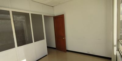 Oficina en Arriendo ubicada en el Centro cerca a supermercados de cadena, centros comerciales, rutas de transporte publico y servicios complementarios, con vista a la ciudad, con iluminación y ventilación natural, pisos en Ceramica, cuenta con un espacio y un baño. vigilancia y portería 24 Horas. *Inmuebles sujetos a verificación de disponibilidad.*