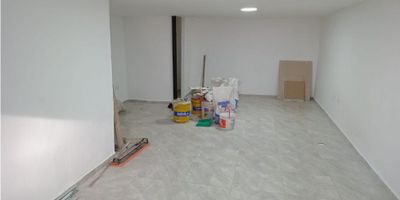 Local  excelente ubicación sector centro amplio, iluminado, cuenta con baño, suelos en cerámica, ubicado sobre vía principal, zona comercial.  
