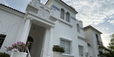 Arriendo de casa en Barranquilla, ubicada en el prestigioso barrio El Prado, Atlántico. Esta espaciosa casa de dos pisos ofrece 800 m² de área, 1 habitación y 7 baños. Cuenta con 6 cómodos parqueaderos. La propiedad, con 5 años de antigüedad, dispone de vigilancia 24/7 para su tranquilidad. Ideal para arriendo en una de las zonas más solicitadas de Barranquilla. El canon es de $25.000.000. Para conocer esta casa en El Prado, contáctenos mediante las opciones de WhatsApp, quiero que me contacten o ver teléfonos.